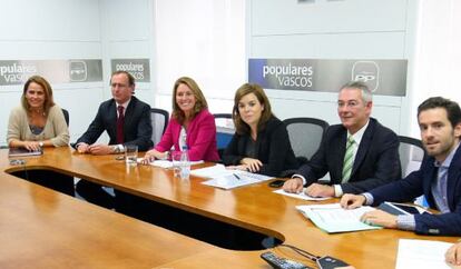Santamaría, en la reunión con la dirección del PP vasco.