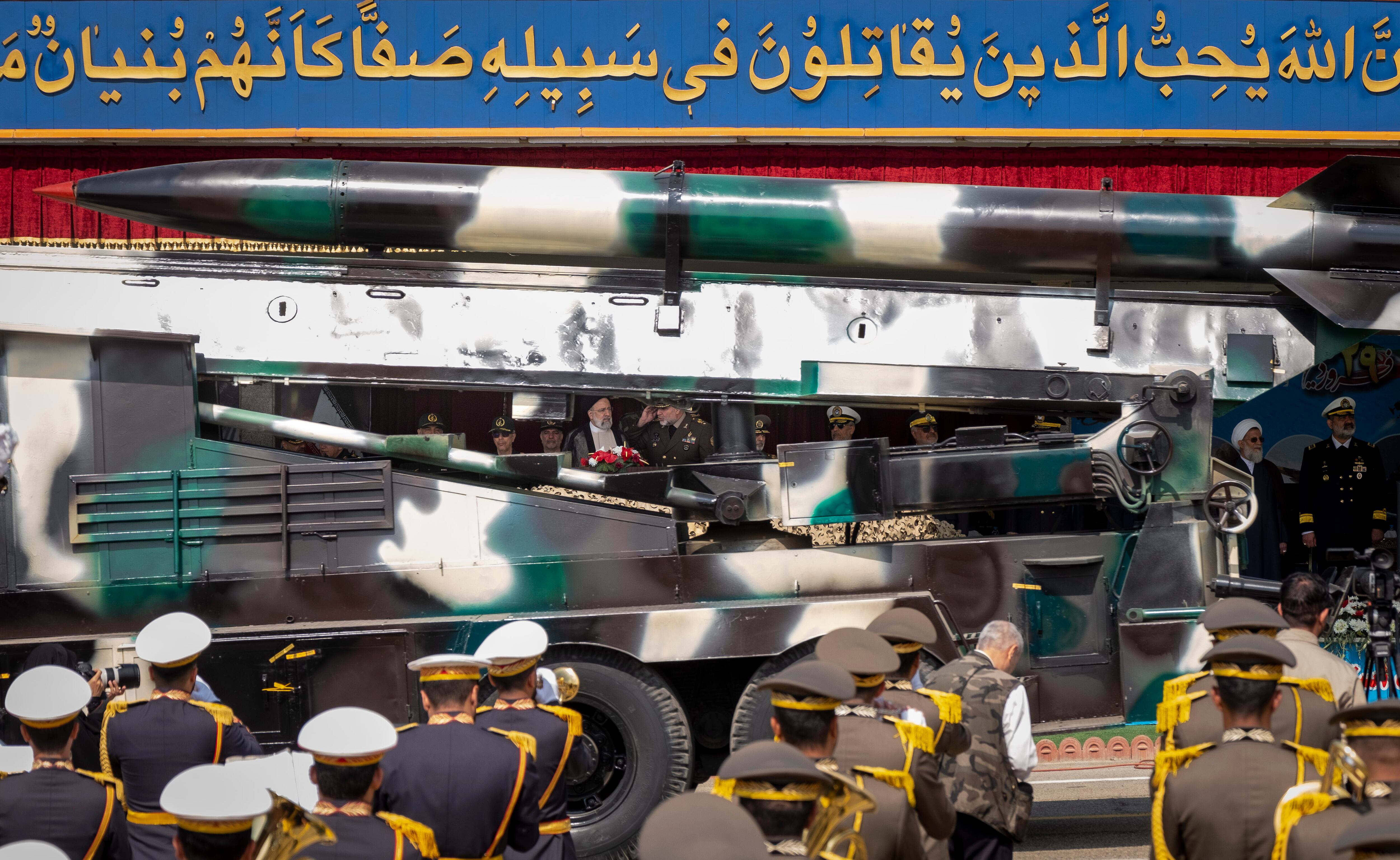 El presidente iraní, Ebrahim Raisí (en el centro), preside el desfile del Día del Ejército de Irán en Teherán, el 18 de abril.