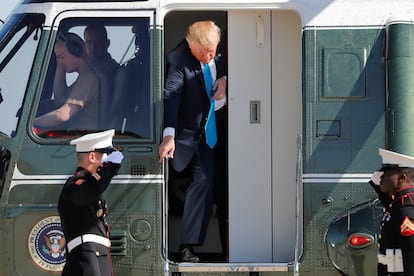 El presidente de los Estados Unidos, Donald Trump, es despedido antes de partir de Washington para viajar a la Base de la Fuerza Aérea Andrew en Meryland.
