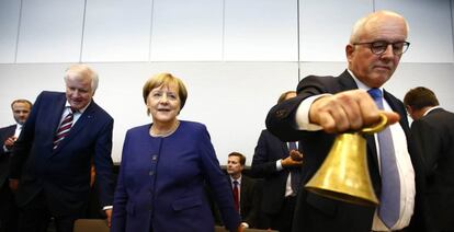 Desde la izquierda, el lider b&aacute;varo Horst Seehofer, la canciller Angela Merkel y Volker Kauder, jefe parlamentario de la CDU, el martes en Berl&iacute;n.