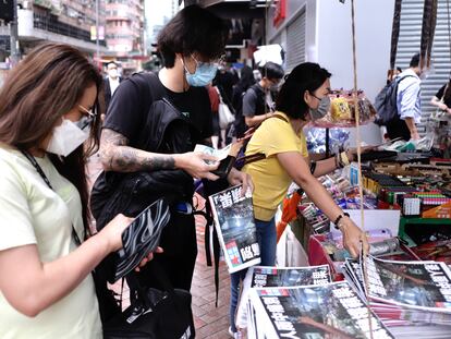 Un grupo de personas compra ejemplares del último número del periódico de Hong Kong Apple Daily, en el centro de la ciudad