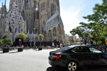 Un vehículo VTC frente a la Sagrada Familia de Barcelona.