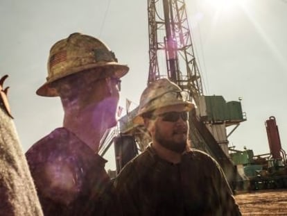 Trabajadores en el campo de petr&oacute;leo de Williston, en Dakota del Norte (EE UU).