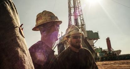 Trabajadores en el campo de petr&oacute;leo de Williston, en Dakota del Norte (EE UU).