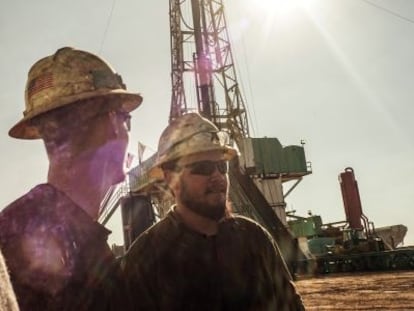 Trabajadores en el campo de petr&oacute;leo de Williston, en Dakota del Norte (EE UU).