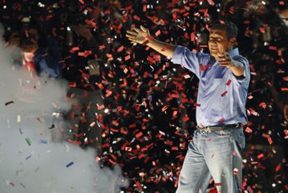 El presidente electo de Perú, Ollanta Humala, se dirige a la población en la plaza Dos de Mayo de Lima tras conocerse el resultado de las votaciones.