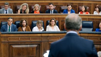 El presidente del Gobierno, Pedro Sánchez, escucha la intervención del líder popular, Alberto Núñez Feijóo, la semana pasada en la sesión de control al Gobierno.