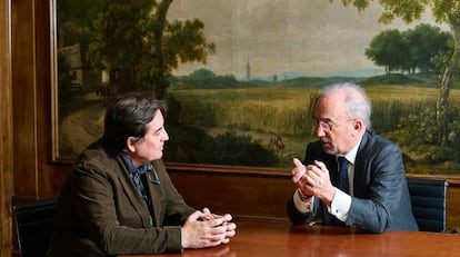 Luis García Montero (izquierda) y Santiago Muñoz Machado charlan en el despacho del primero en la sede del Instituto Cervantes de Madrid.