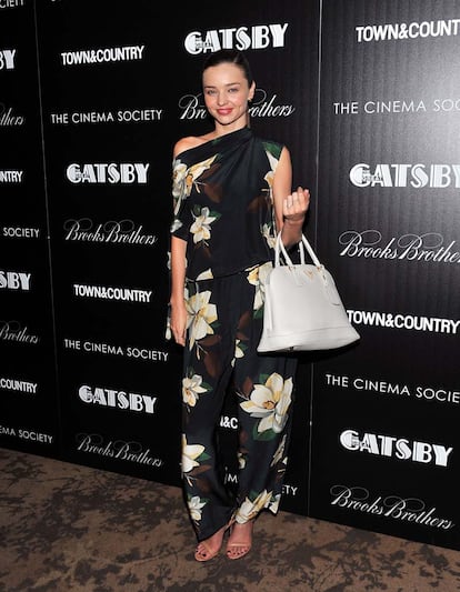 Miranda Kerr con mono asimétrico de estilo kimono de Vivienne Westwood.