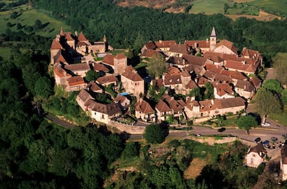 En este pueblo medieval próximo a la fortaleza cátara de Rocamadur, sobre un cerro que domina los valles del Dordoña, del Bave y del Cère, estableció su residencia el maestro de la fotografía Robert Doisneau.