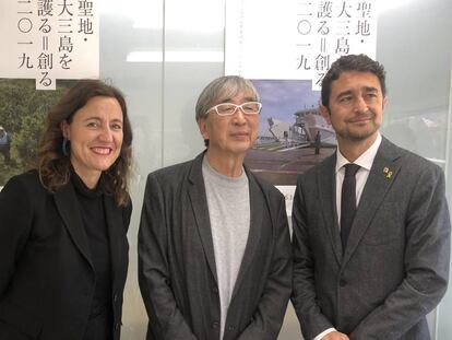 La presidenta del Puerto de Barcelona, Mercè Conesa, con el arquitecto Toyo Ito y el consejero Damià Calvet.