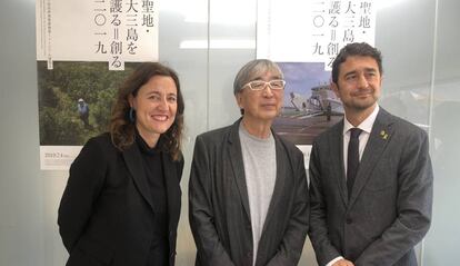 La presidenta del Puerto de Barcelona, Mercè Conesa, con el arquitecto Toyo Ito y el consejero Damià Calvet.
