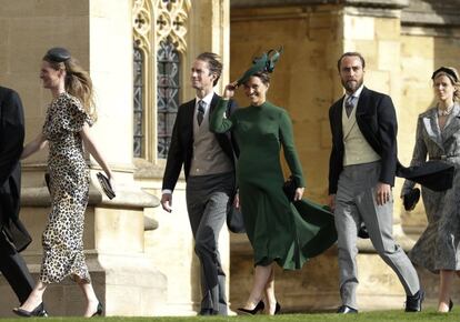 Pippa Matthews, hermana de Kate Middleton, junto a su marido James (izquierda) y su hermano, James Middleton.
