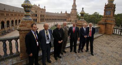 Miembros de la Unesco y del Ayuntamiento en la Plaza de España.