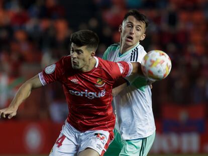 Quintanilla y Budimir pelean por un balón en el Nàstic-Osasuna.