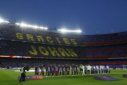 Aficionados forman un mosaico con cartulinas para dar las gracias a la última estrella del fútbol holandés Johan Cruyff al principio del partido.