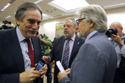Los portavoces de la comisión de Economía y Competitividad del Congreso, Valeriano Gómez (i); Pedro María Azpiazu Uriarte (c), y Josep Sánchez i Llibre, conversan antes de la comparecencia de la presidenta de la Comisión Nacional del Mercado de Valores (CNMV), Elvira Rodríguez, en la Comisión para dar cuenta del informe anual y posteriormente para presentar conclusiones de la comisión de seguimiento sobre preferentes y deuda subordinada.