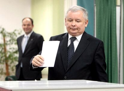 El ex primer ministro polaco y actual líder de la oposición, Jaroslaw Kaczynski, hermano gemelo del presidente del país, deposita su voto en un colegio electoral de Warszawa, Polonia