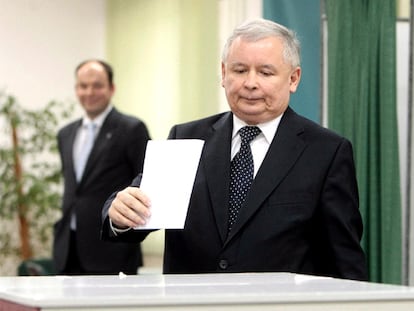 El ex primer ministro polaco y actual líder de la oposición, Jaroslaw Kaczynski, hermano gemelo del presidente del país, deposita su voto en un colegio electoral de Warszawa, Polonia