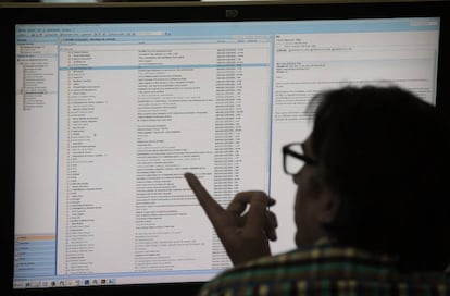 Un hombre consulta su correo electrónico en un ordenador en su puesto de trabajo.