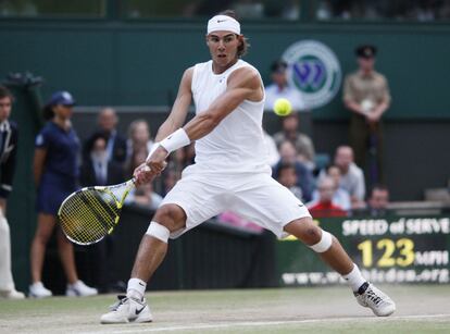 Nadal devuelve la pelota a Federer durante una final de Wimbledon. (6/7/2008)