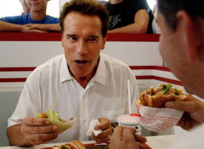 El gobernador de California, Arnold Schwarzenegger, comiendo en un restaurante de comida rápida en una imagen de archivo del año 2003.