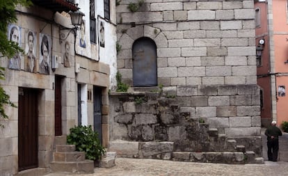 Una de las calles de Mogarraz con varios retratos de sus vecinos.