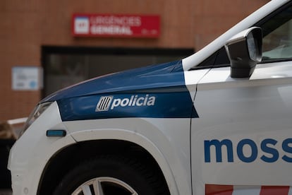 Un vehículo de los Mossos d’Esquadra en Barcelona, en una imagen de archivo.