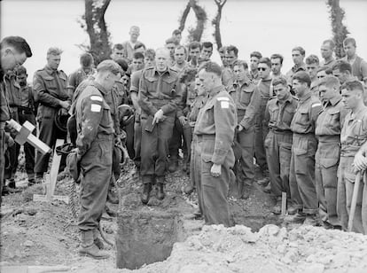 El capitán Callum Thompson, un capellán canadiense, lleva a cabo un servicio fúnebre en Normandía, el 16 de julio de 1944.