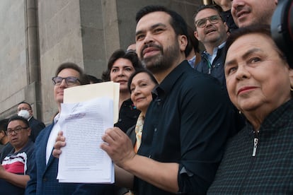 Álvarez Máynez outside Mexico's Supreme Court, where his filed a lawsuit against 'Plan B' in March 2023.