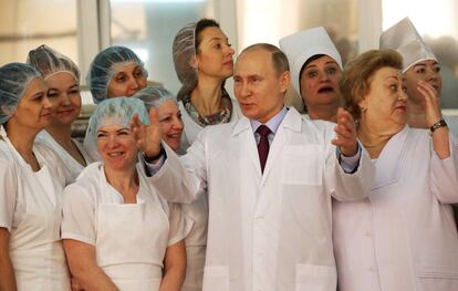 Putin empatiza con un grupo de trabajadoras, el pasado mes de 7 de marzo, en una f&aacute;brica de reposter&iacute;a de Samara.
