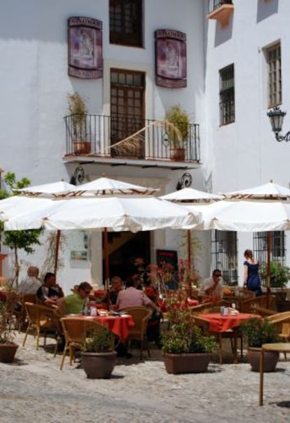 Una terraza junto a la iglesia de Santa María la Mayor de Ronda.