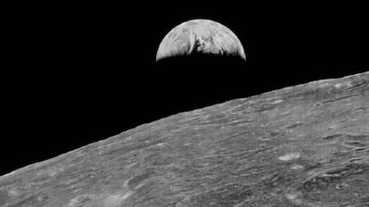 Vista de la Tierra desde el suelo de la Luna. 