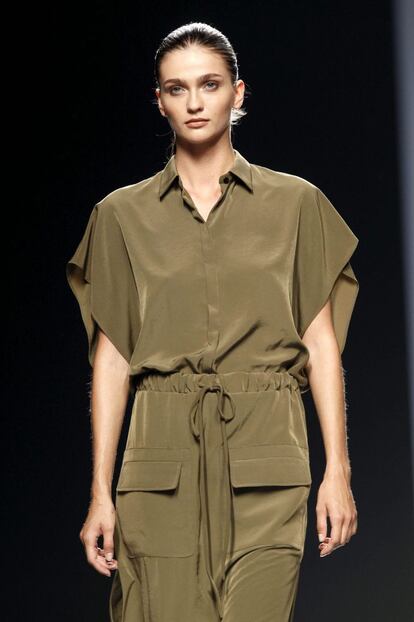 Ángel Schlesser tomó como referencia la icónica imagen de Avedon en la que aparecía la modelo Veruschka con la sahariana de Yves Saint Laurent para desarrollar una colección de cortes militares.