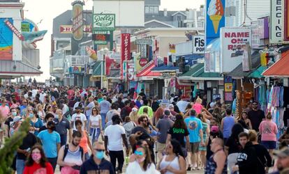 Con la relajación de las restricciones del coronavirus los visitantes abarrotan el paseo marítimo de Ocean City de Maryland (EE UU) el fin de semana del Memorial Day. La pandemia del nuevo coronavirus originada en la ciudad china de Wuhan ha dejado ya 342.000 víctimas mortales y más de 5,3 millones de personas contagiadas en todo el mundo, con Estados Unidos sumando casi 24.000 casos en las últimas 24 horas y Latinoamérica en camino para convertirse en nuevo epicentro de la epidemia, según el último balance de la Universidad Johns Hopkins.