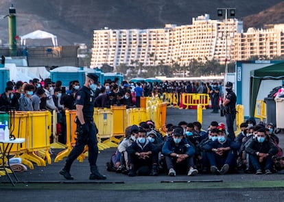 The port of Arguineguín (Gran Canaria) in November 2020, when thousands of migrants were held there in overcrowded conditions.