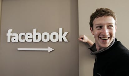 Mark Zuckerberg na sede de Facebook, em 2007.