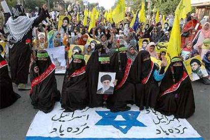 Musulmanas chiíes se manifiestan en Lahore (Pakistán) en apoyo de Hezbolá y en contra de Israel.