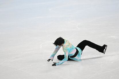 Hanyu, en el suelo, tras intentar y fallar el cuádruple axel.