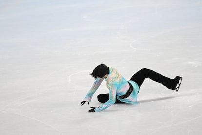 Hanyu, en el suelo, tras intentar y fallar el cuádruple axel.