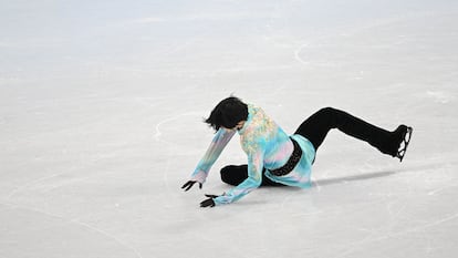 Hanyu, en el suelo, tras intentar y fallar el cuádruple axel.