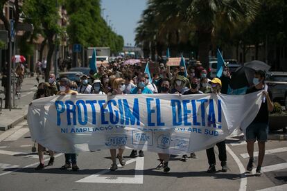 Manifestación en protesta del proyecto de ampliación del aeropuerto del Prat.