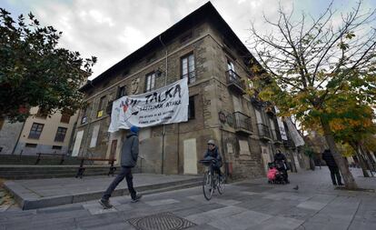 Palacio ocupado por un centenar de mujeres en el centro de Vitoria.