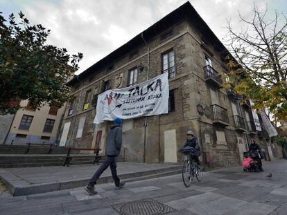 Palacio ocupado por un centenar de mujeres en el centro de Vitoria.