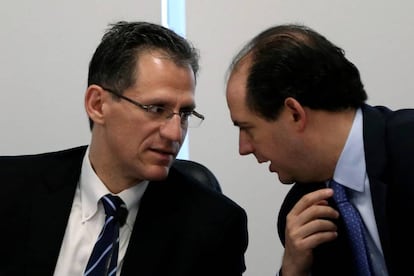 Kenneth Smith y Salvador Behar conversan en el acto de presentación.