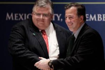 El secretario de Hacienda, José Antonio Meade (d) y el gobernador del Banco de México, Agustín Carstens (i) hoy , 5 de noviembre de 2012.