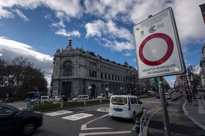 Cartel de Madrid Central en la calle Alcala.