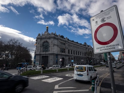 Cartel de Madrid Central en la calle Alcala.