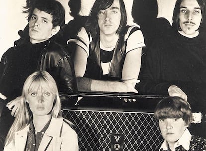 The Velvet Underground: en la fila superior, de izquierda a derecha, Lou Reed, Sterling Morrison y John Cale. Debajo, Nico y Maureen Tucker.
