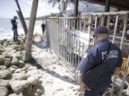 Un policía resguarda una discoteca en Playa del Carmen.